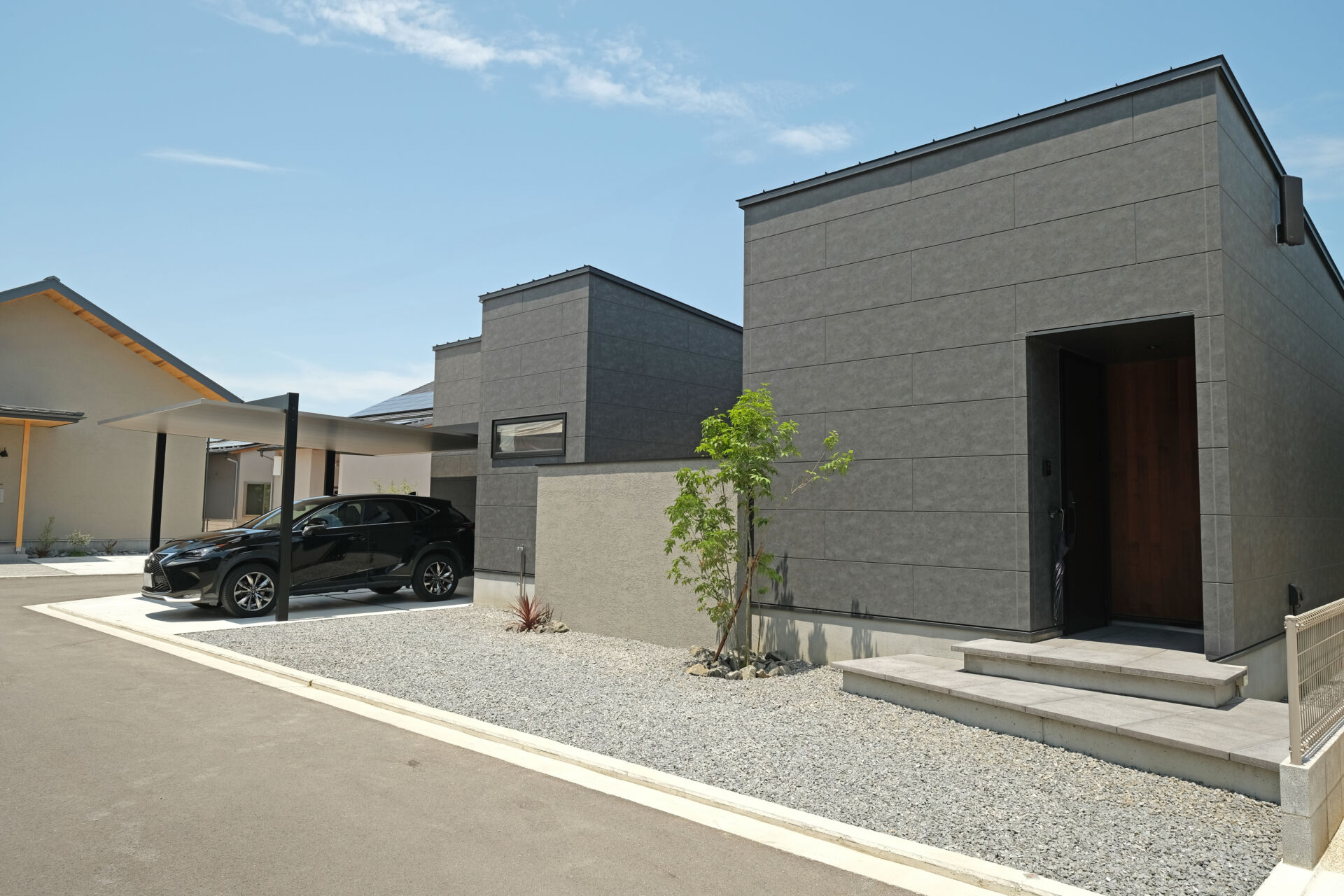 光と影が織りなすモダンな外構