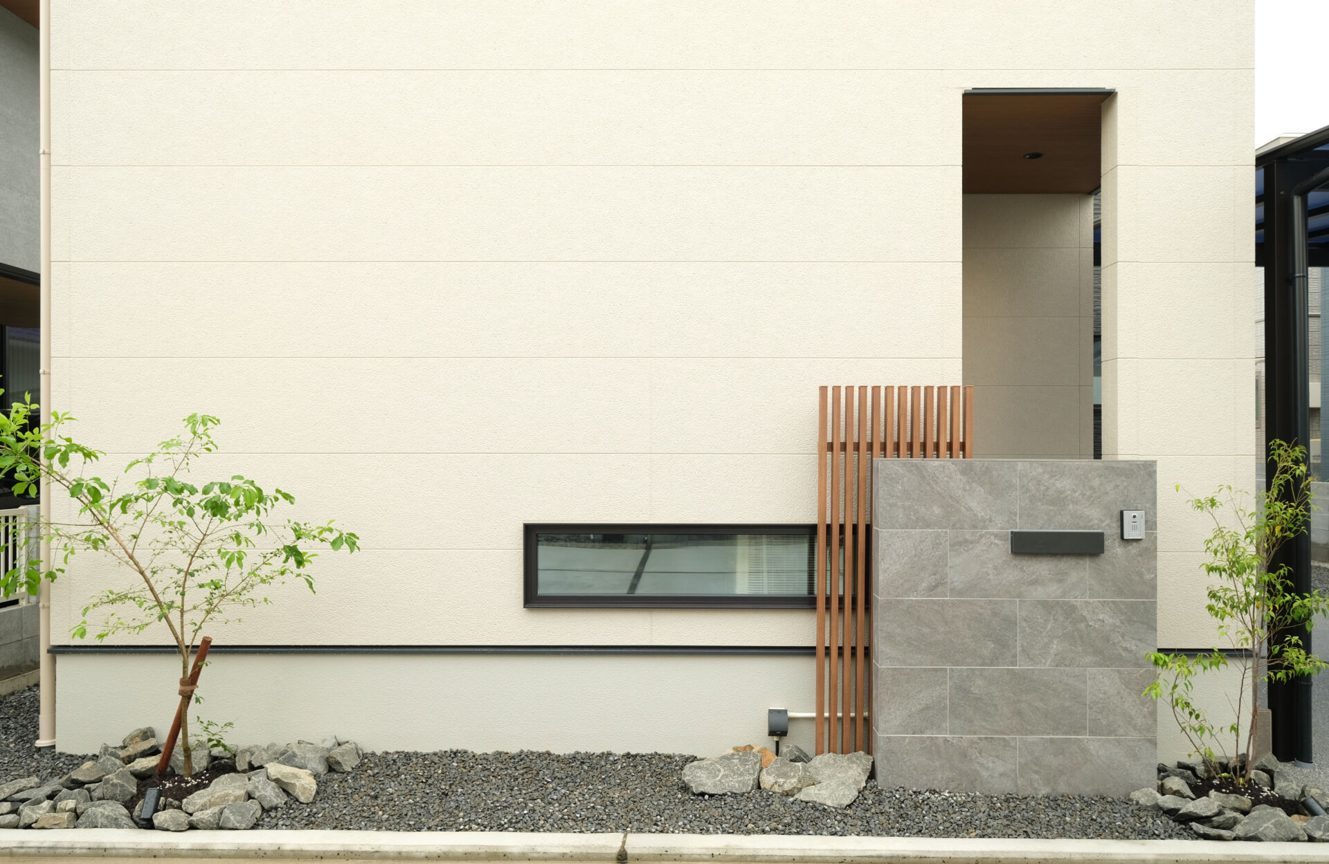 石と木で洗練された和の外構が迎える家
