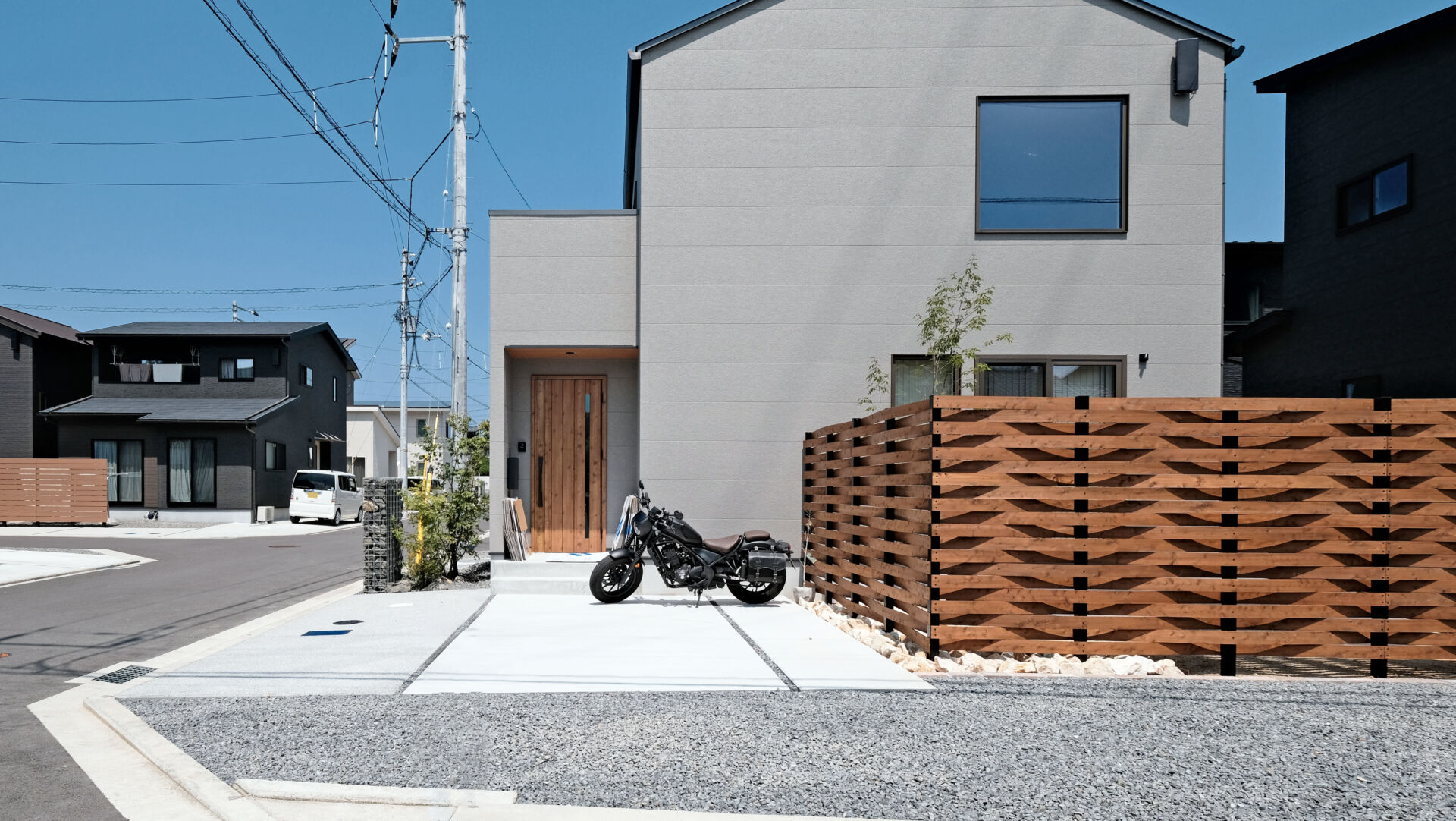 木の温もりと調和するモダン外構
