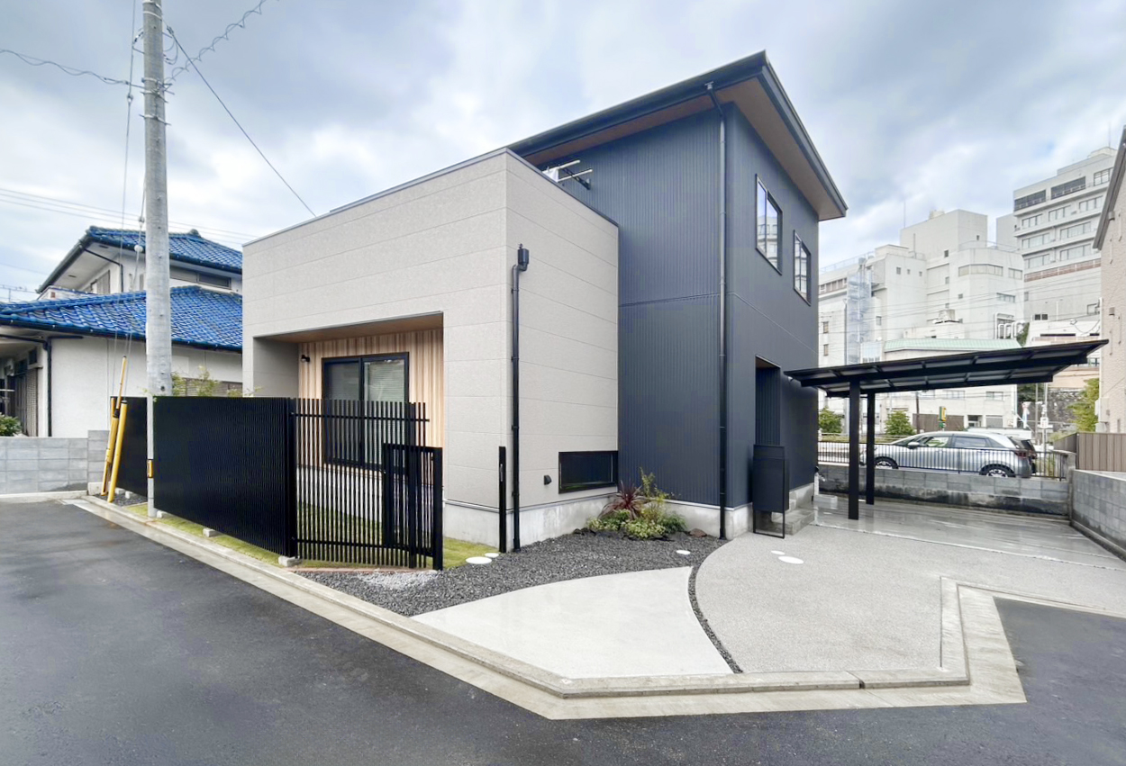 縦ラインが映える外構