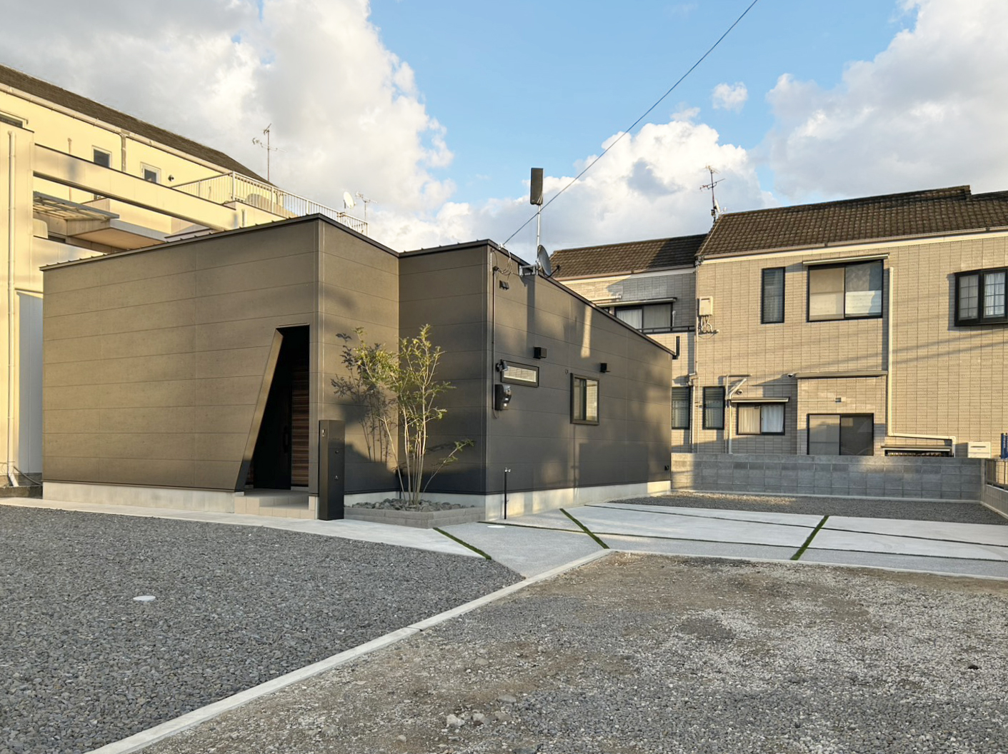 幾何学デザインのモダン外構