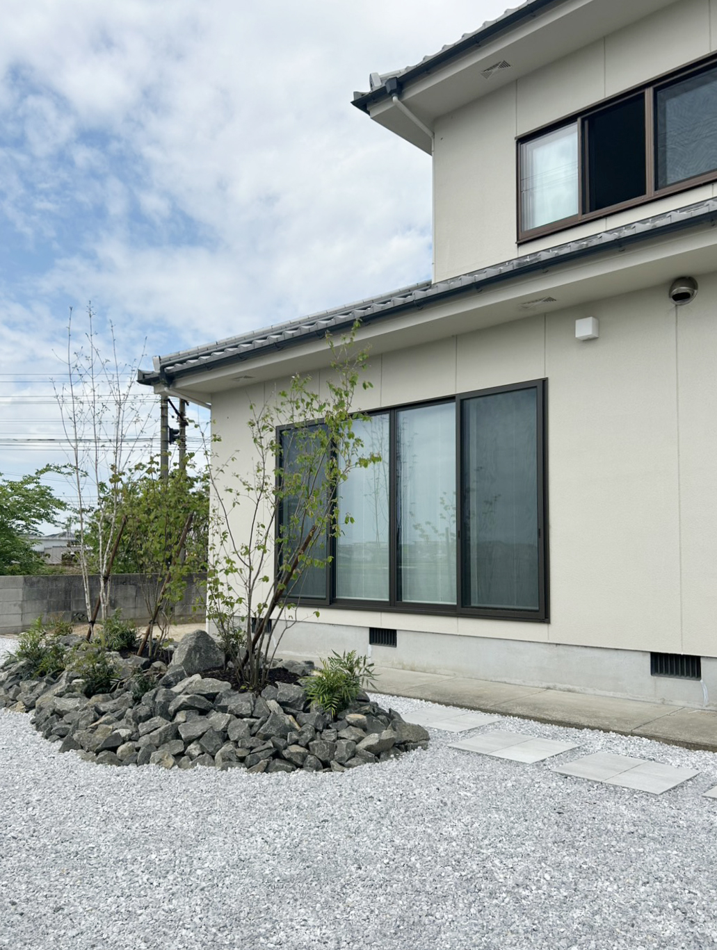 植栽×石材でつくるモダン外構